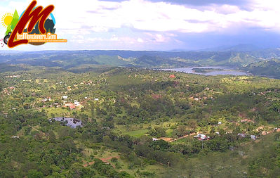 Foto Tomada Desde Los Pinos De Fonso, En Direccion a La Comunidad De Rodeo Moncion , ahi pueden observar una laguna y al fondo a la derecha se ve El Lago De La Presa
