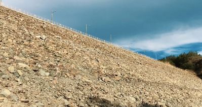AsÃ­ se observa el Muro de la Presa de MonciÃ³n, tomada desde el suelo apuntando al cielo 
