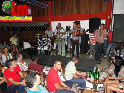 Grupo De Bachatas Y Narcizo El Pavarotti Cerro Bar Moncion 6-4-2013
