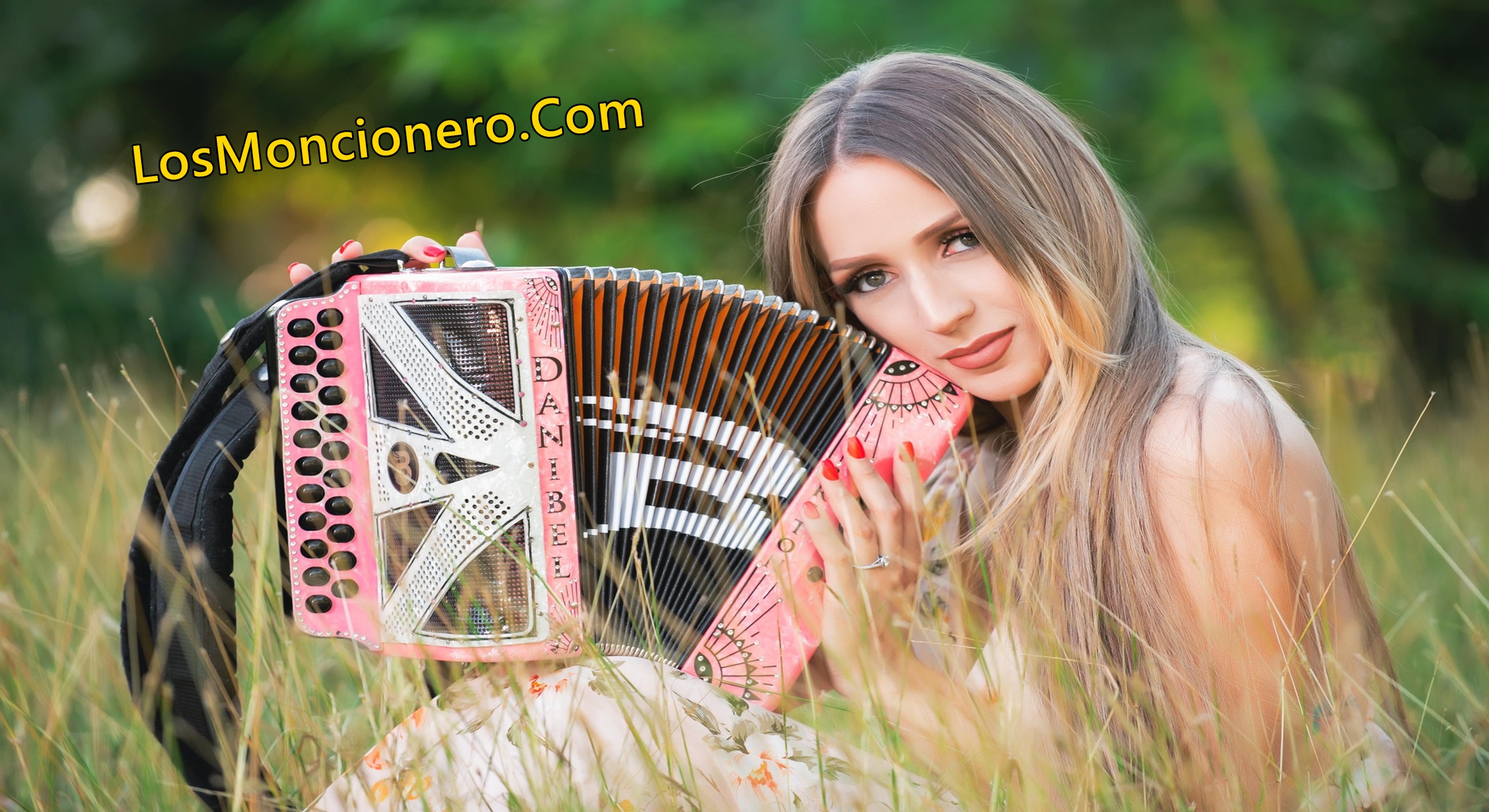 losmoncioneros-com-la-barbie-del-acordeon-rayando-el-sol
